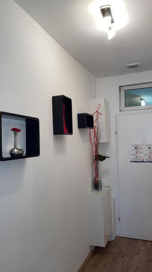 Vibrant Red I Contactless Check-in Apartment